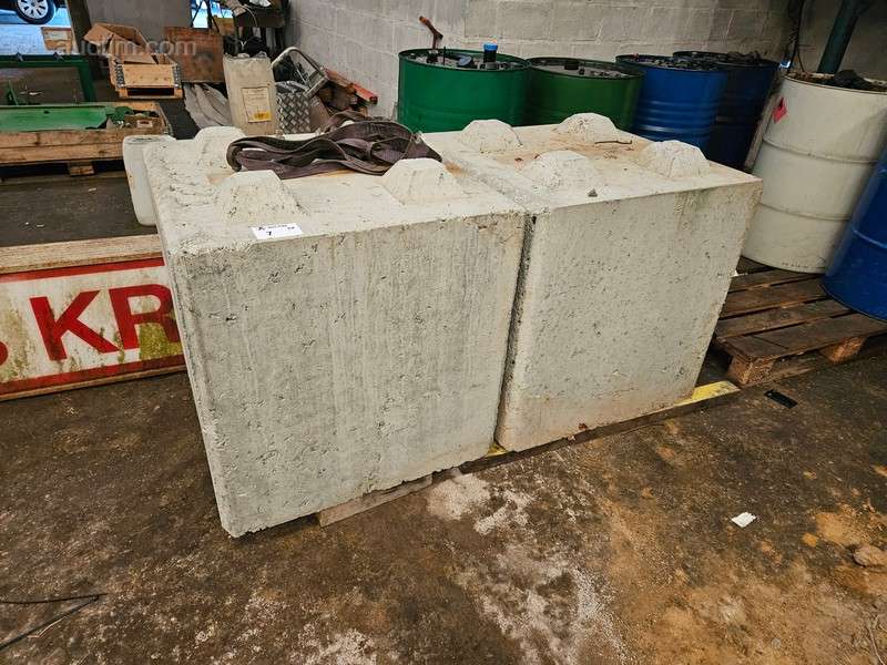 Concrete stacking block (2x),
