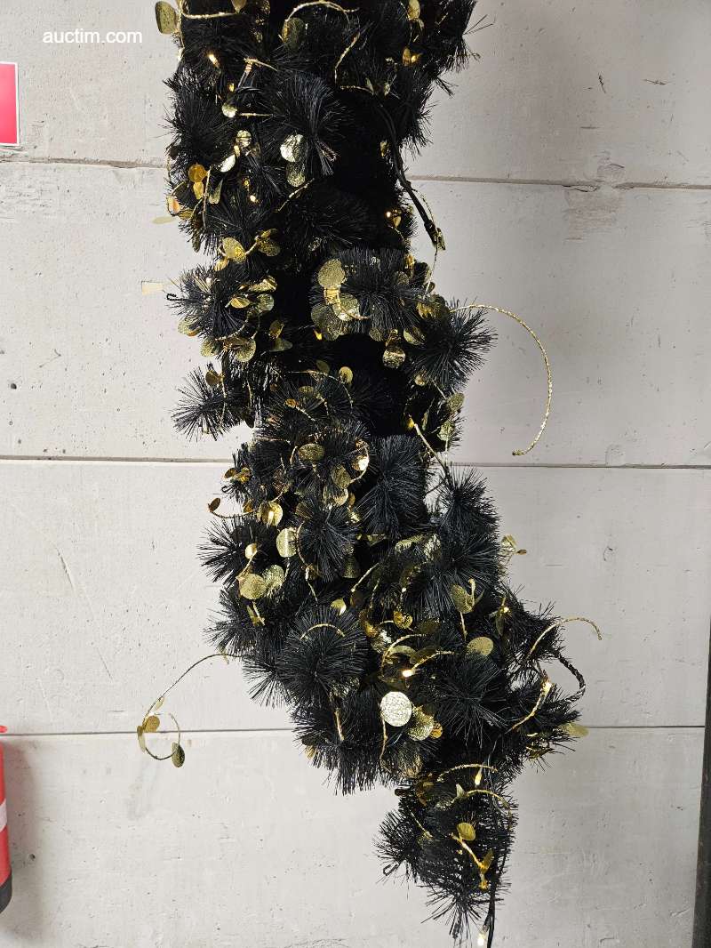 Hang Christmas decorations with lights (15x)