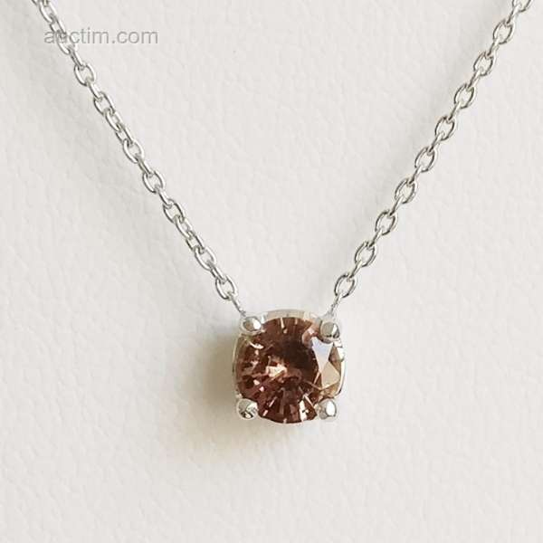 0,68 ct safiirikaulakoru riipuksella
