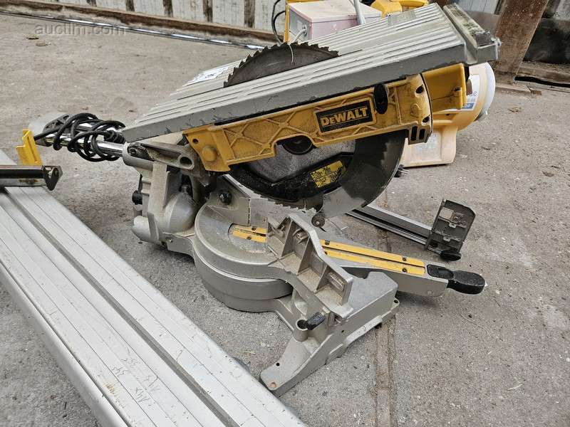 Pokosová pila Dewalt D27112-QS