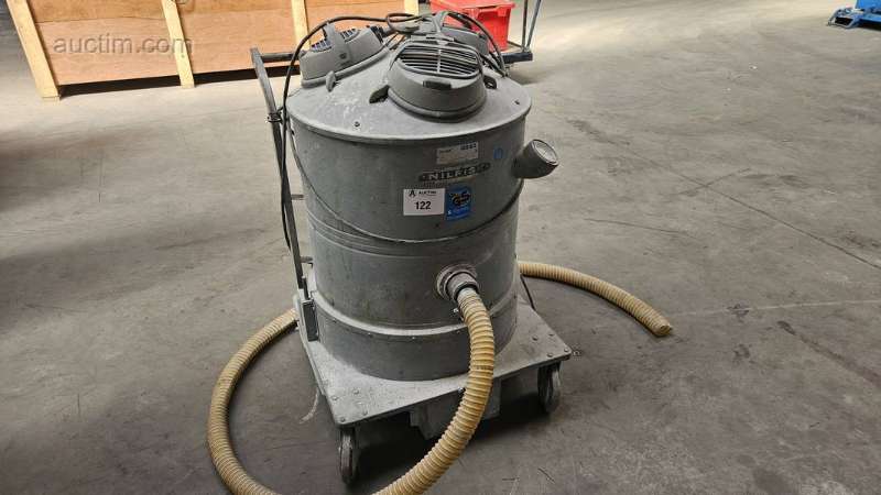 Mobile industrial vacuum cleaner Nilfisk Gs83