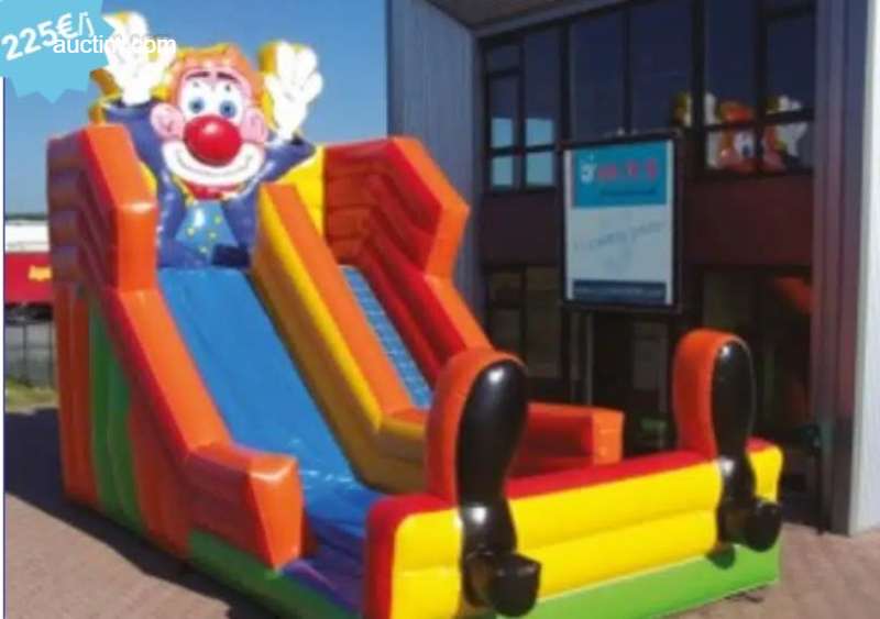 Castello gonfiabile con grande scivolo e clown