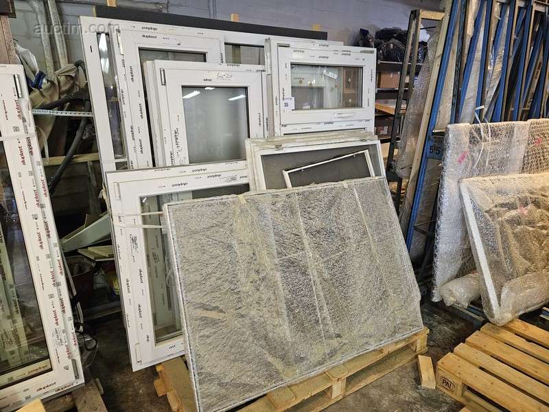 Partie verschiedener Demo-Fenster und -Türen, darunter: ...