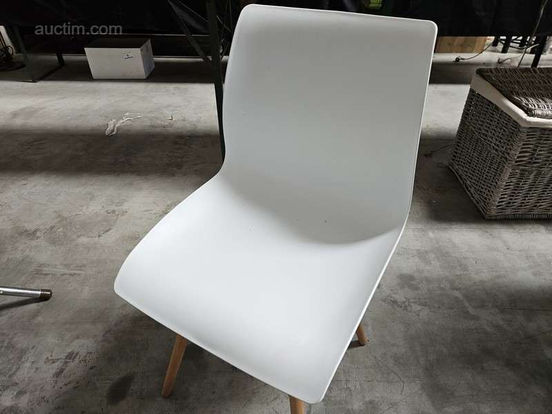 Designstolar i trä med vit PVC-sits (18x)...
