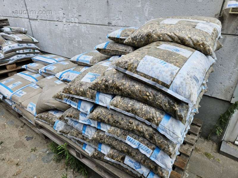 Various bags of sand & pearl gravel (95x) Including...