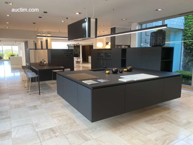 showroom kuchyně s varným ostrůvkem Decota Cadiz