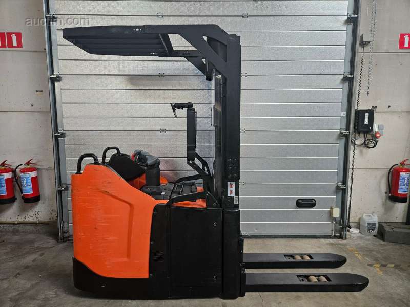 Toyota SPE140L electric stacker