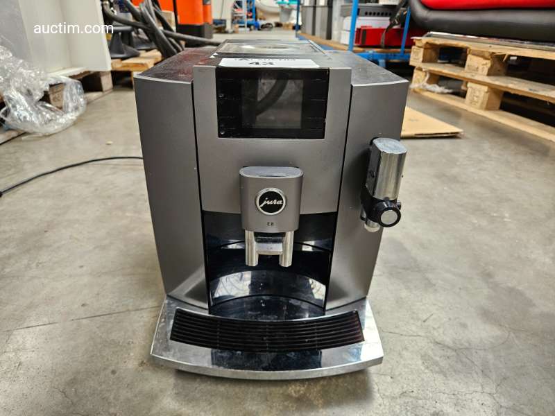 Plně automatický kávovar Jura E8 - Typ 760