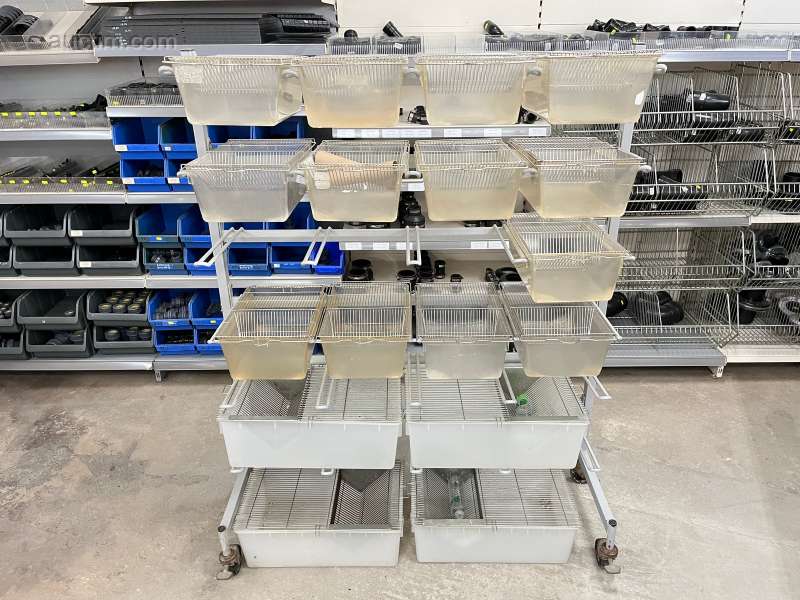 Mobiele display met kunststof voorraadbakken