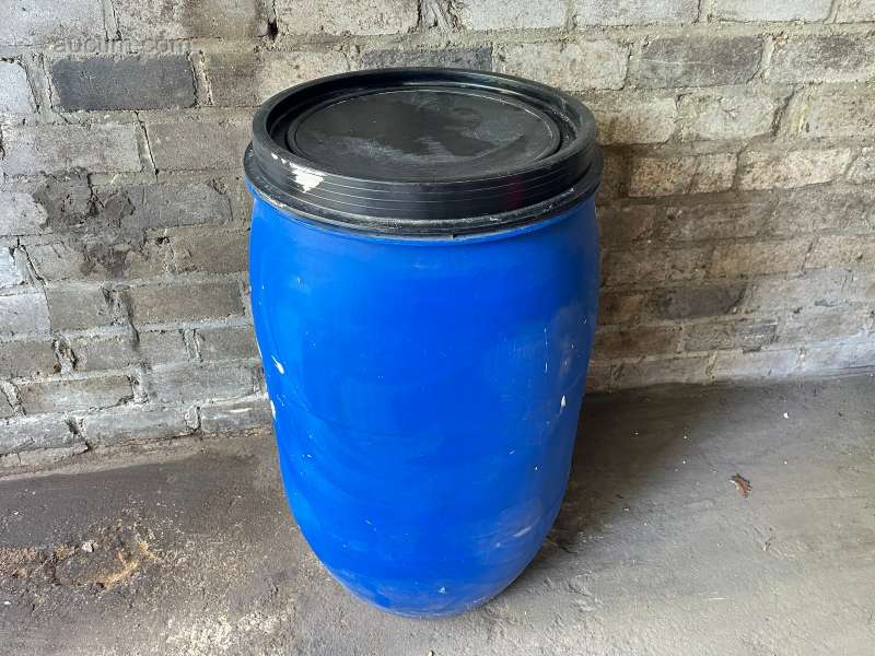 Blauwe kunststof vat met deksel 200 liter