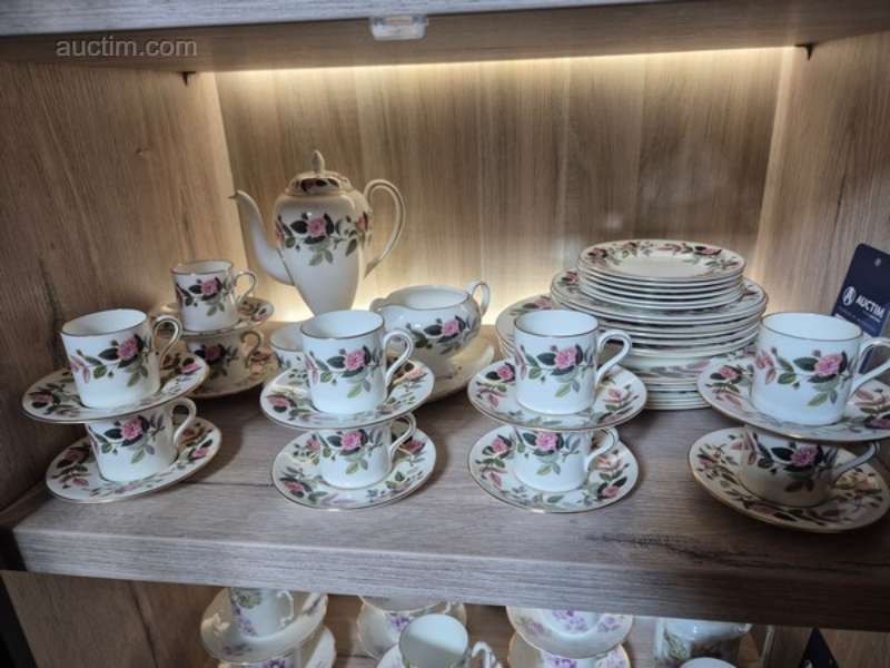41-piece divers sevies Wedgewood Hathaway Rose