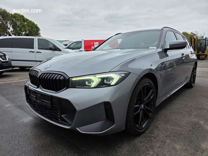 BMW 330e Touring 2023