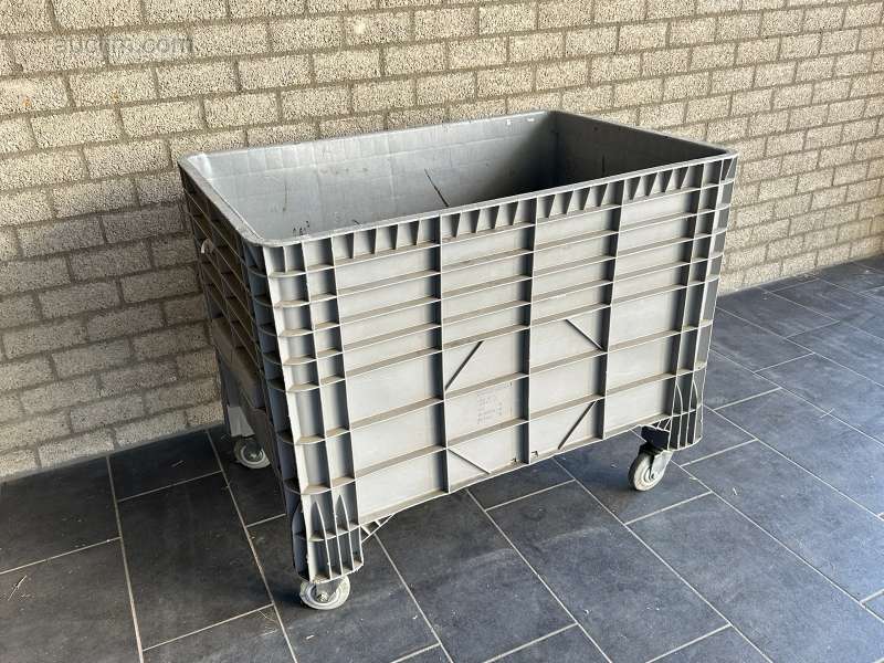 Plastový paletový box 550 litrů na 4 kolečkách