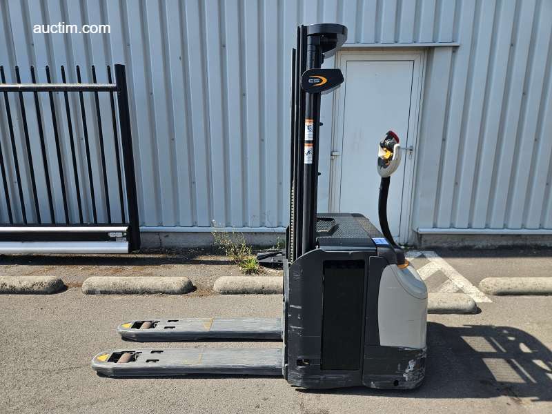 Crown ES 4000 electric stacker with support arm