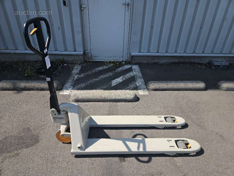 Manual pallet truck Crown PTH50
