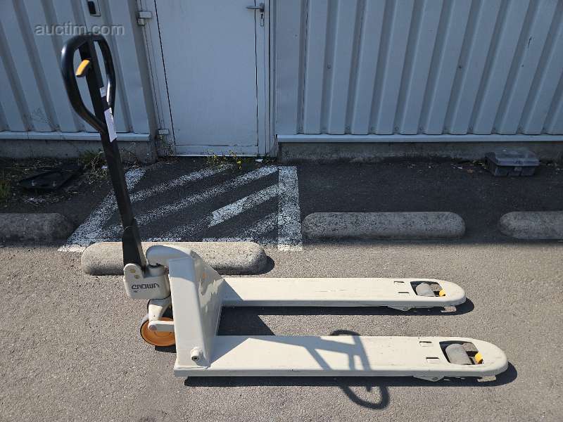 Manual pallet truck Crown PTH50