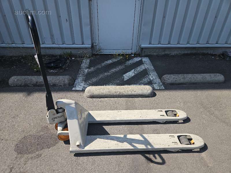 Manual pallet truck Crown PTH50