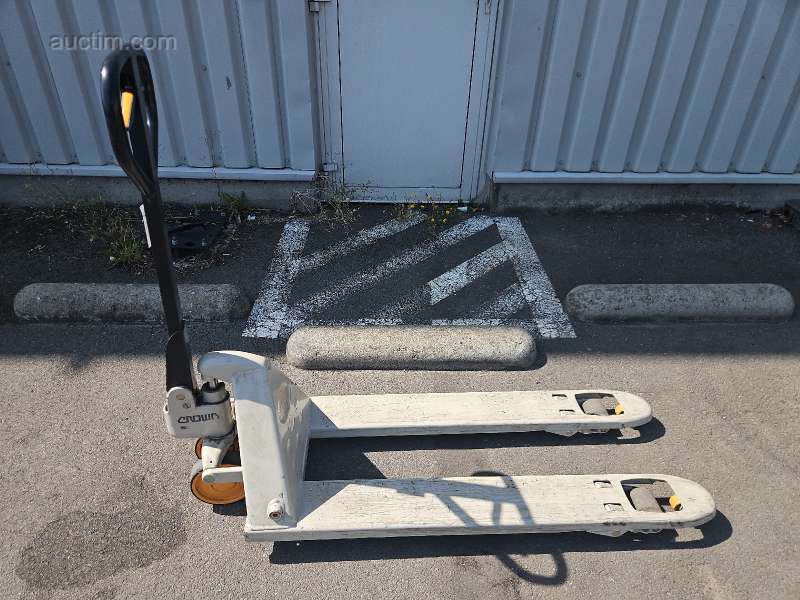Manual pallet truck Crown PTH50
