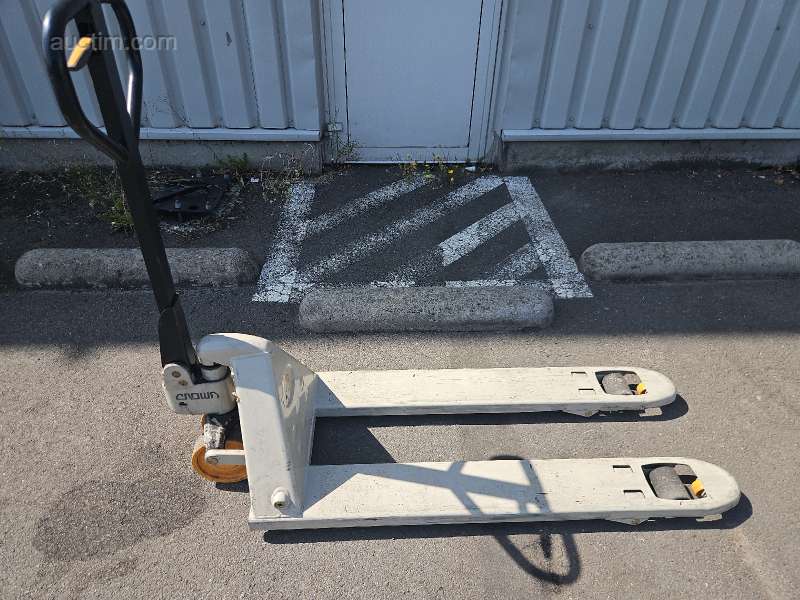 Manual pallet truck Crown PTH50