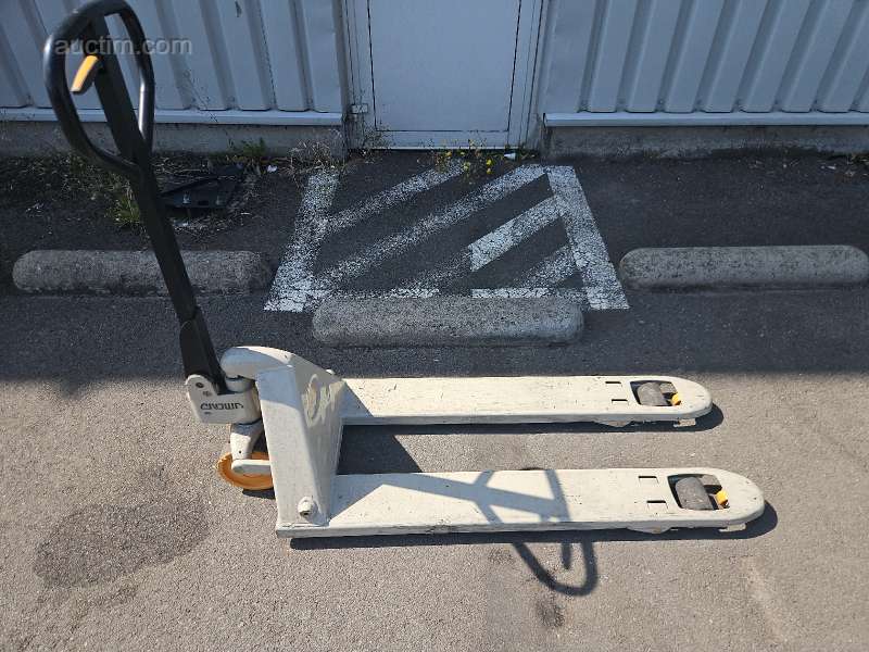 Manual pallet truck Crown PTH50